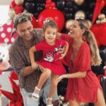 Gala Caldirola Instagram - Si hay alguien que puede decir que perdimos la cuenta de experiencias vividas juntos y momentos atesorados en el corazón , somos nosotros @surosolar 🥹 Muchos años caminando juntos, apoyándonos , cuidándonos, conociéndonos hasta el más mínimo defecto y la más valiosa virtud. Entregándonos ese amor incondicional que esta por encima de cualquier proyecto laboral. Por que nosotros no solo somos amigos, no sólo trabajamos en equipo… Nosotros somos familia! Has visto nacer y crecer a lo más valioso de mi vida, mi niña Luz! No hay día que no te hayas preocupado de nosotras , de ella. Y eso es algo que como mujer pero sobre todo como madre , no olvidaré jamás. Te quiero desde la puntita de tu cabello hasta donde terminan tus pies! Así, tal y como eres! Y se que tú a mi me quieres así también! Daría un pedacito de mi por estar hoy allá contigo pero pronto estaré!! Y celebraremos como corresponde tu vida!!!!!! Te amooooo y celebro cada día hacernos conocido!!!!! Ya lo sabes no?😍 Feliz cumpleaños hermanitoooooooooooo!!!!!!🥳