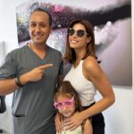 Gala Caldirola Instagram – NECESITO compartiros nuestra experiencia con el dentista en @oralblank (Santiago de Chile)
Además de ser muy profesionales y agradables , trabajan con instrumentos super avanzados!
Me hicieron un trabajo en menos de 10 minutos , y no sentí absolutamente nada de dolor por que incluso la anestesia que generalmente la colocan mediante inyección 💉 ellos usaron una anestesia computalizada. Ni te enteras cuando te la colocan.
Yo soy muy miedosa y reconozco que hoy superé mis miedos!
Estoy feliz por que también pudimos ver a mi pequeña, también cuentan con una odontopediatra maravillosa 🤍
