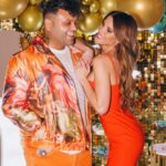Gala Caldirola Instagram - Si hay alguien que puede decir que perdimos la cuenta de experiencias vividas juntos y momentos atesorados en el corazón , somos nosotros @surosolar 🥹 Muchos años caminando juntos, apoyándonos , cuidándonos, conociéndonos hasta el más mínimo defecto y la más valiosa virtud. Entregándonos ese amor incondicional que esta por encima de cualquier proyecto laboral. Por que nosotros no solo somos amigos, no sólo trabajamos en equipo… Nosotros somos familia! Has visto nacer y crecer a lo más valioso de mi vida, mi niña Luz! No hay día que no te hayas preocupado de nosotras , de ella. Y eso es algo que como mujer pero sobre todo como madre , no olvidaré jamás. Te quiero desde la puntita de tu cabello hasta donde terminan tus pies! Así, tal y como eres! Y se que tú a mi me quieres así también! Daría un pedacito de mi por estar hoy allá contigo pero pronto estaré!! Y celebraremos como corresponde tu vida!!!!!! Te amooooo y celebro cada día hacernos conocido!!!!! Ya lo sabes no?😍 Feliz cumpleaños hermanitoooooooooooo!!!!!!🥳