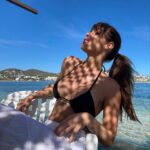 Gala Caldirola Instagram - Cuando soplan vientos de cambio, hay quien construye muros, pero también hay quien lo que hace es construir un nuevo futuro🤍 #ibiza