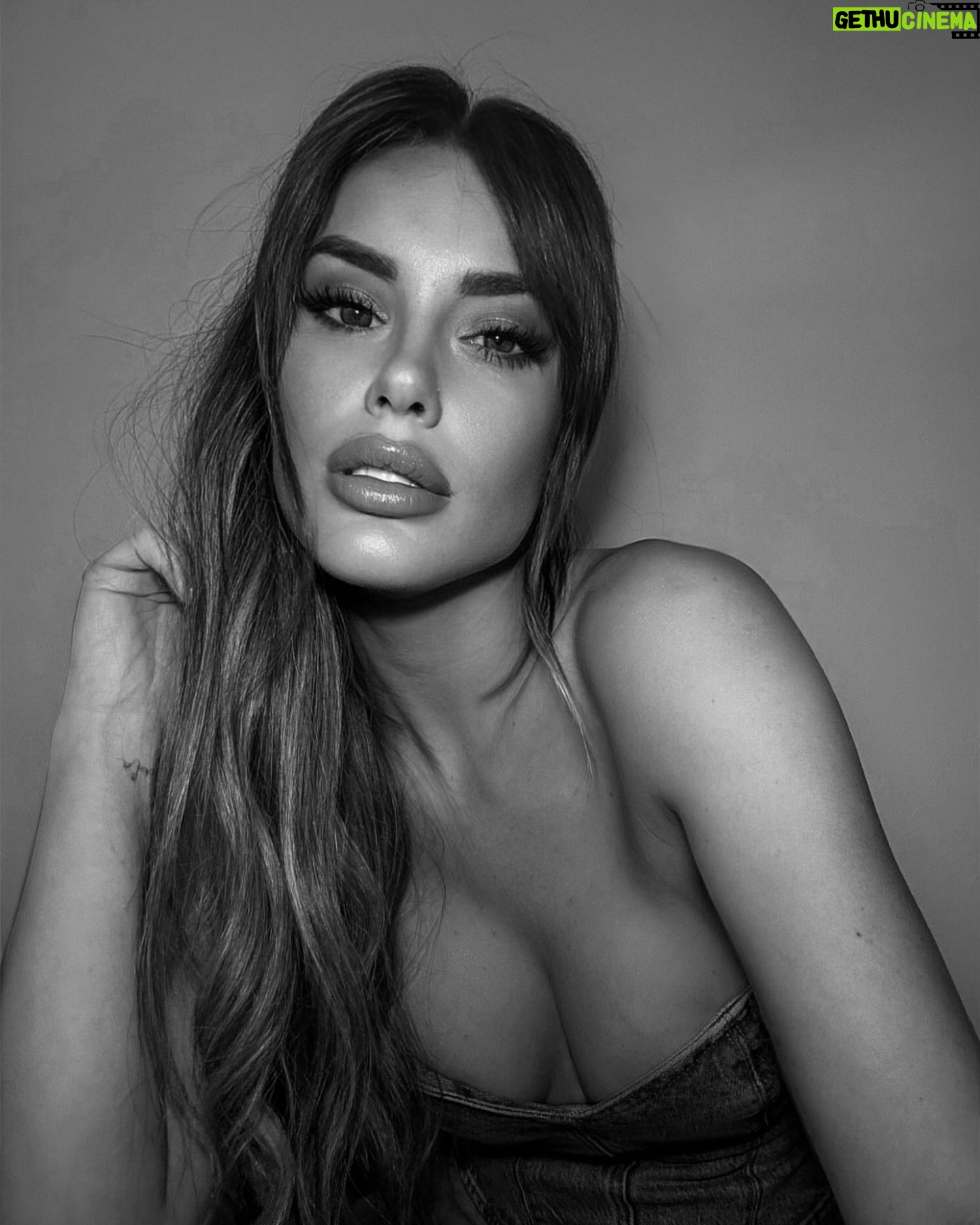 Gala Caldirola Instagram - Escuché mil veces esta canción… Es hermosa!