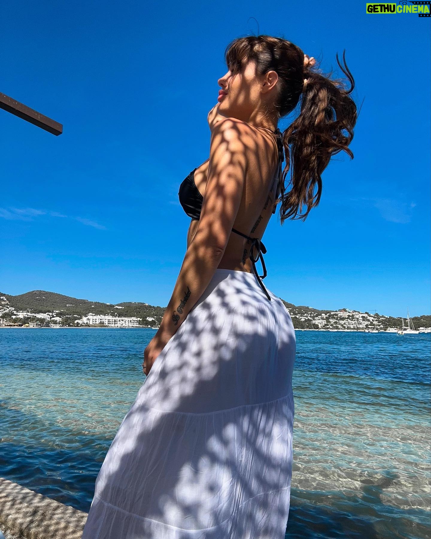Gala Caldirola Instagram - Cuando soplan vientos de cambio, hay quien construye muros, pero tambiĆ©n hay quien lo que hace es construir un nuevo futuroš¤ #ibiza