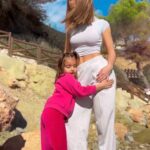 Gala Caldirola Instagram - Hicimos mañana de paseo y picnic frente al mar! Esa energía bacana que hay entre las dos!😍 Somos madre, hija y también nos gusta llamarnos amigas🤭❤️ Como siempre digo.. Mi compañerita de vida!!