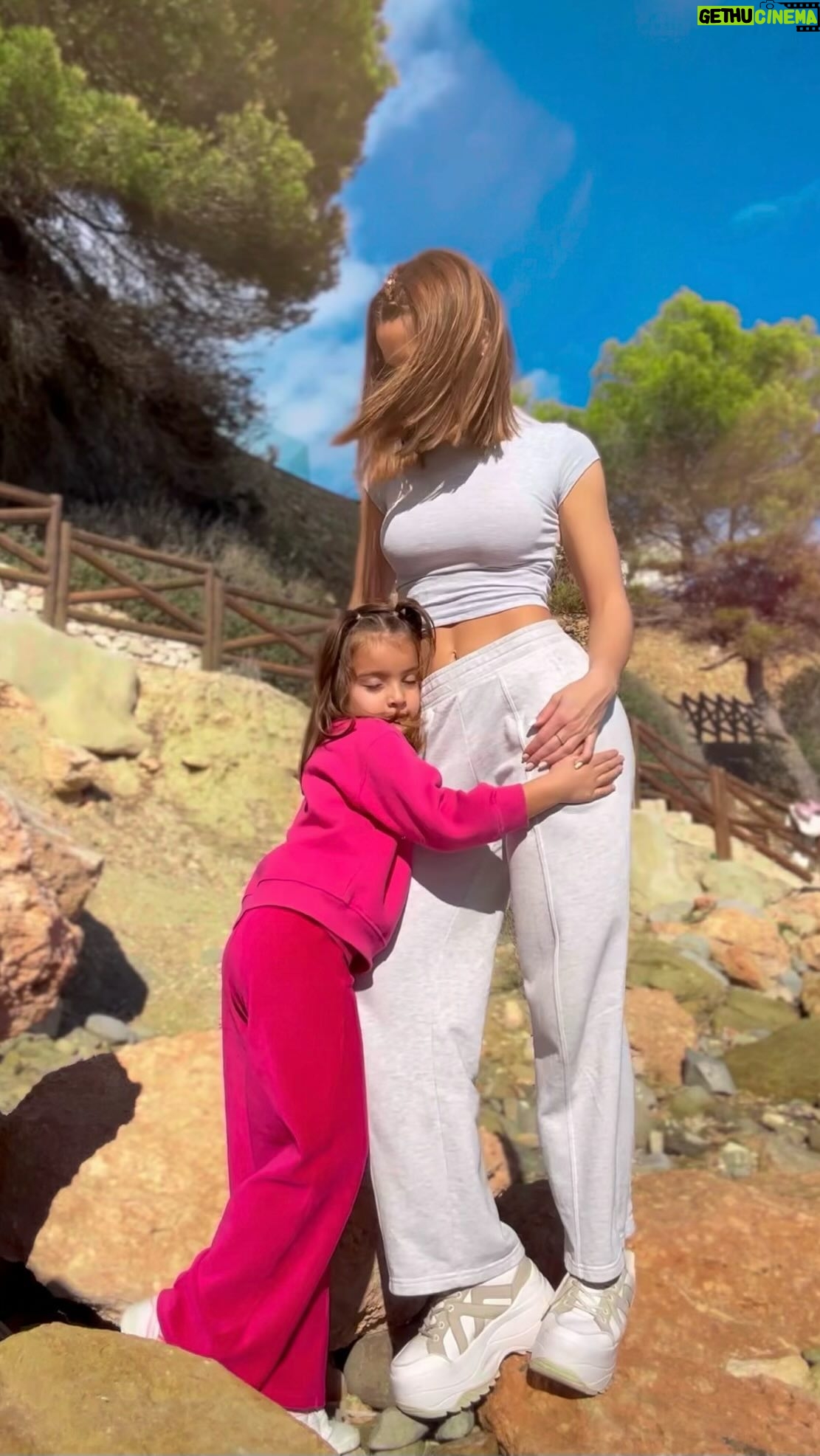 Gala Caldirola Instagram - Hicimos mañana de paseo y picnic frente al mar! Esa energía bacana que hay entre las dos!😍 Somos madre, hija y también nos gusta llamarnos amigas🤭❤️ Como siempre digo.. Mi compañerita de vida!!