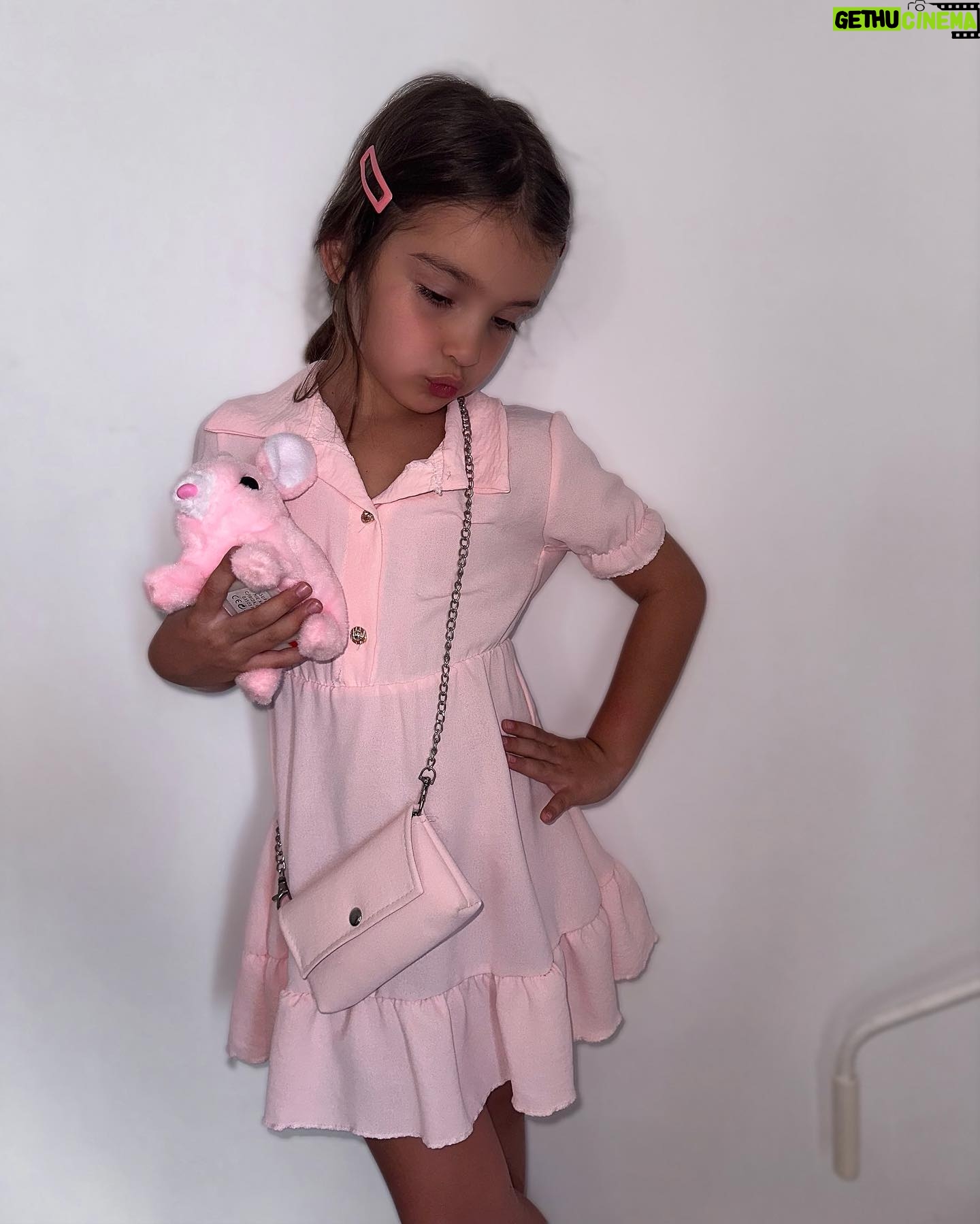 Gala Caldirola Instagram - Solo vengo a presumir de mi princesa šš¤ Ella es tan bonita, tan dulce, amable, alegre, empĆ”tica, cariƱosa, inteligente⦠Es lo mejor que hice en mi vida!! No me canso de decirle que amo ser su mama š¤