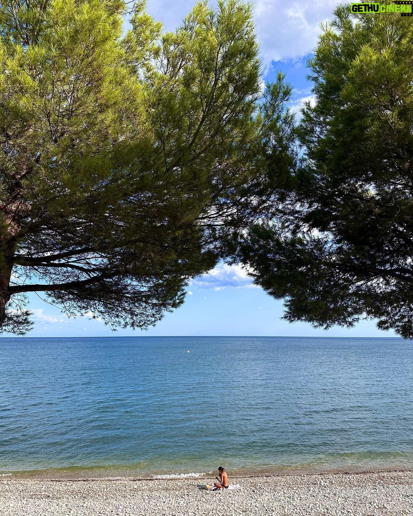 Gala Caldirola Instagram - La vida es eso que sucede mientras planeas otras cosas. Playa de la ollaš¤ #altea