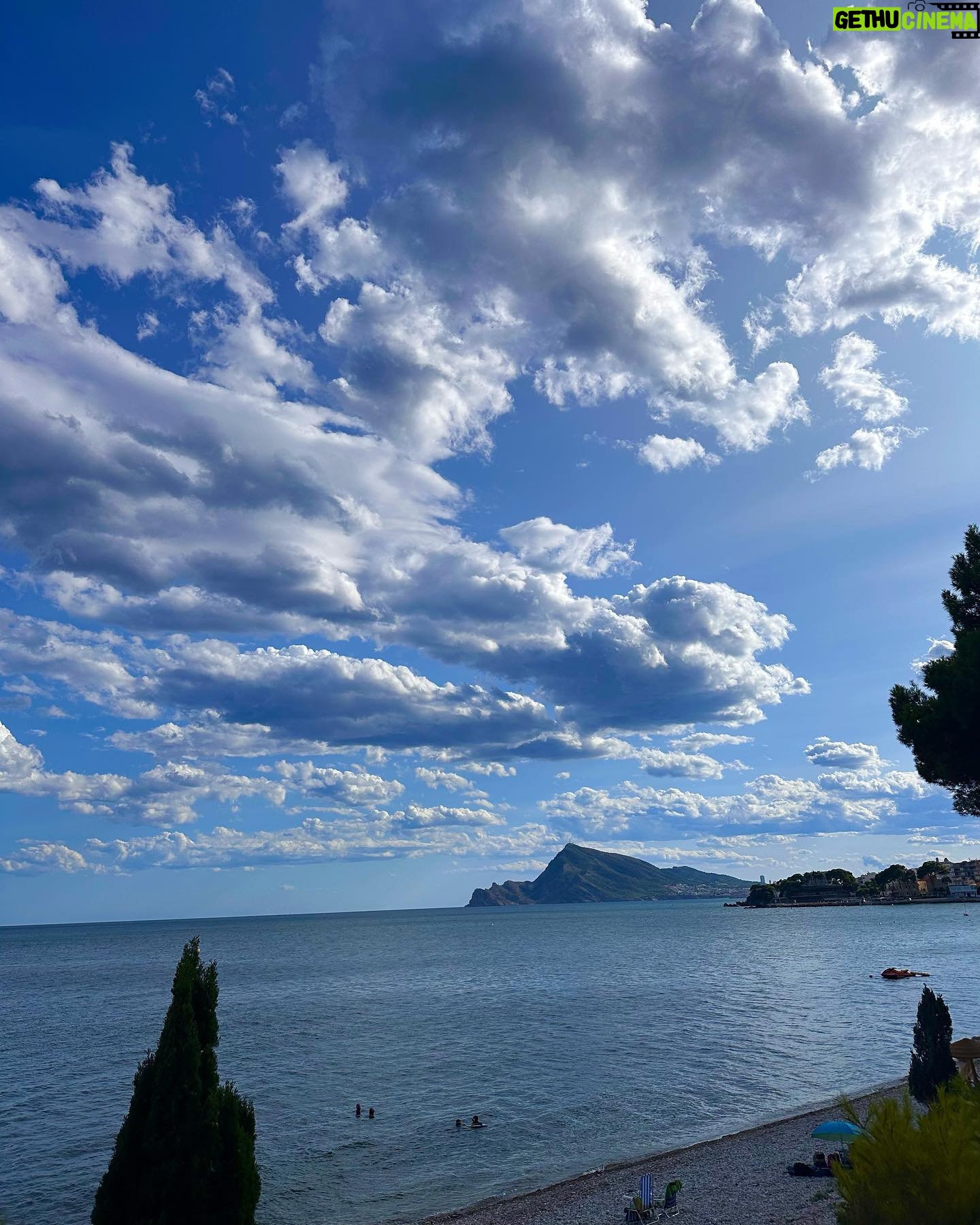 Gala Caldirola Instagram - La vida es eso que sucede mientras planeas otras cosas. Playa de la ollaš¤ #altea