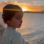 Gala Caldirola Instagram – Quiero que aprendas a disfrutar de los momentos simples como lo hago yo. Enseñarte a no darle  importancia a lo banal…Que en tu mente sea un tesoro coleccionar paisajes y atardeceres.
En lo simple está la magia.