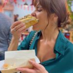 Gala Caldirola Instagram – Aquí en Madrid ya estamos celebrando el 18!!! 🇨🇱❤️
Vinimos a un lugar de comida chilena que se llama @la_guatona_madrid ❣️Terremoto, anticucho, choripán y mucho chilenos!! Me encantaaaaaaaa!!!
Ahhh y mi look, que de paso lo modelo por que me encantó🤭