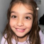 Gala Caldirola Instagram - Esa carita de “Mami yo no he roto un plato” Pero en realidad rompió lá vajilla entera… es totalmente herencia mía😇😂 Y esos ojitos color miel son los más bonitos que vi en mi vida 🥹🤎