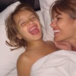 Gala Caldirola Instagram - Hoy Luz se va con papá a Argentina 🇦🇷✈️ No acepté ningún compromiso ni personal , ni laboral. Solo quería estar la mañana entera en la cama abrazadas! Para darle todos los besitos que me faltarán cuando estemos lejos…Ellos serán felices juntitos y eso me llena el alma!! Pero no os voy a mentir, también contaré los días para estar juntas otra vez 🥹😢 Amor de mi vida… Solo quiero que seas feliz , estés sanita y te sientas amada y protegida siempre!