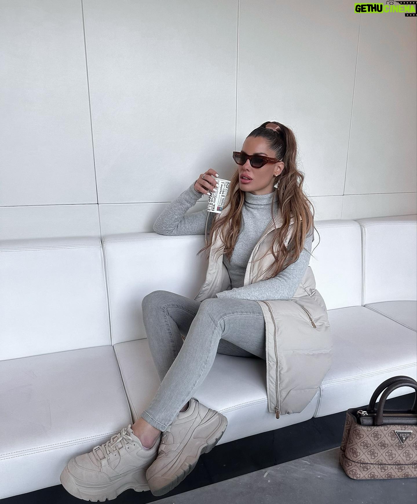 Gala Caldirola Instagram - Take a coffe y empieza el 2024🩶