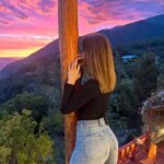 Gala Caldirola Instagram – Simplemente mirar el cielo, hablar, reírnos, una copita de vino y ver cómo el azul se transforma en amarillo, naranja, rosado y color fuego hasta oscurecerse por completo. 
Para mi esto, fue simplemente un momento perfecto!!
Y qué sitio tan bonito!!!!!