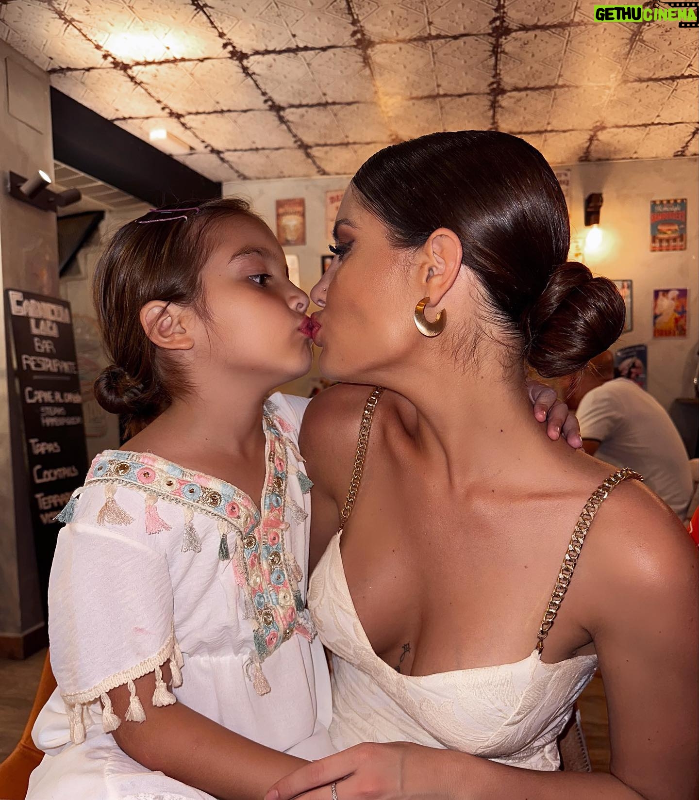 Gala Caldirola Instagram - Quizás no soy una mujer perfecta… Lo sé… Pero saben que ? Me siento una madre increíble y tenemos una hija feliz!! Y con eso me valido y me siento plena 🤍