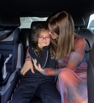 Gala Caldirola Instagram - Ahora si mi amor!!!! Borre las fotos anteriores por que se veía la insignia del colegio! Gracias a los que me recordaron que es peligroso mostrarla, os amo por cuidarnos ⚠️😍
.
Como te decía mi Princesa…Bienvenida a esta nueva etapa mi amor!!! Eres tan sociable e inteligente que no es necesario desearte suerte, no tengo ninguna duda de que absorberás cada enseñanza como una esponjita y recibirás a cada compañerito y profesora con una sonrisa y tu mejor disposición!
Confío en ti, te amo y me siento orgullosa de ser tu madre 🤍