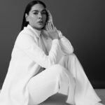 Galilea Montijo Instagram - Con más de veinte años de trayectoria, @galileamontijo, conductora y también actriz, ha logrado convertirse en una referente del entretenimiento en México. Encargada de llevar alegría a todas las casas del país, ha participado en diversos y grandes proyectos que han marcado la pauta de cómo, con pasión al trabajo, puedes ganarte la confianza y el cariño de los espectadores. Adornada de @theofficialpandora, llega a Marie Claire con esa misma luz que irradia en la pantalla. #GalileaEsMarieClaire Créditos: Director Editorial: @gerardangulo Realización: @sergio.valenzuelach Fotografía: @frances.rou Pelo: @jorgebeltranhair Maquillaje: @delarosamakeup Asistente de maquillaje: Víctor Villalobos Asistente de moda: @michortizand @vanecl._y Samantha Francini Producción: @rmz_perla