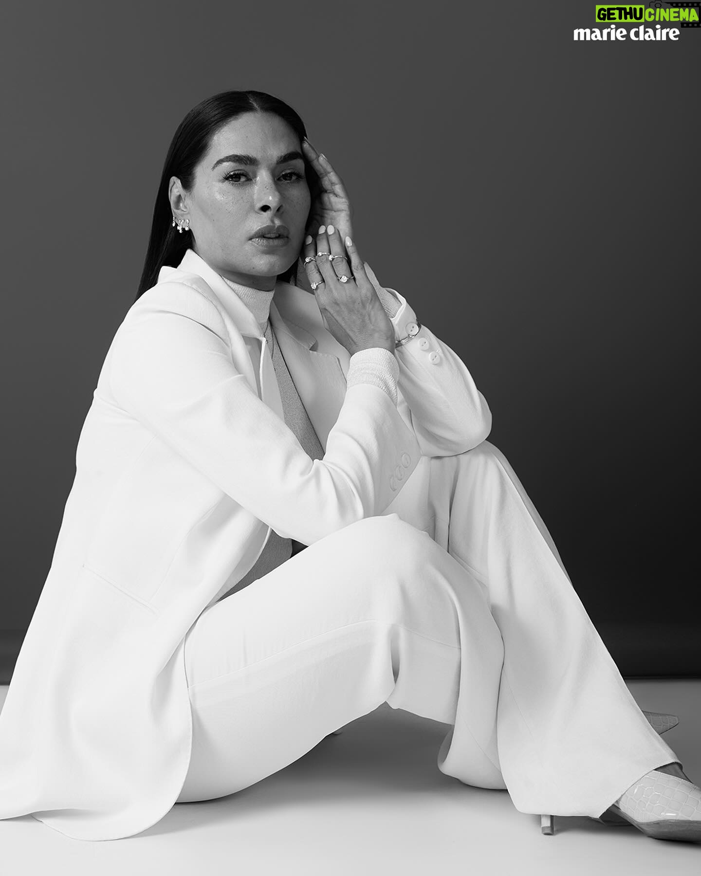 Galilea Montijo Instagram - Con más de veinte años de trayectoria, @galileamontijo, conductora y también actriz, ha logrado convertirse en una referente del entretenimiento en México. Encargada de llevar alegría a todas las casas del país, ha participado en diversos y grandes proyectos que han marcado la pauta de cómo, con pasión al trabajo, puedes ganarte la confianza y el cariño de los espectadores. Adornada de @theofficialpandora, llega a Marie Claire con esa misma luz que irradia en la pantalla. #GalileaEsMarieClaire Créditos: Director Editorial: @gerardangulo Realización: @sergio.valenzuelach Fotografía: @frances.rou Pelo: @jorgebeltranhair Maquillaje: @delarosamakeup Asistente de maquillaje: Víctor Villalobos Asistente de moda: @michortizand @vanecl._y Samantha Francini Producción: @rmz_perla