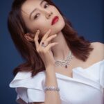 Gao Yuanyuan Instagram - 关于美的传承，关于母女间爱的延续，在CHAUMET冠冕大展的浪漫约会中，找寻答案。 #CHAUMET #TiaraDream