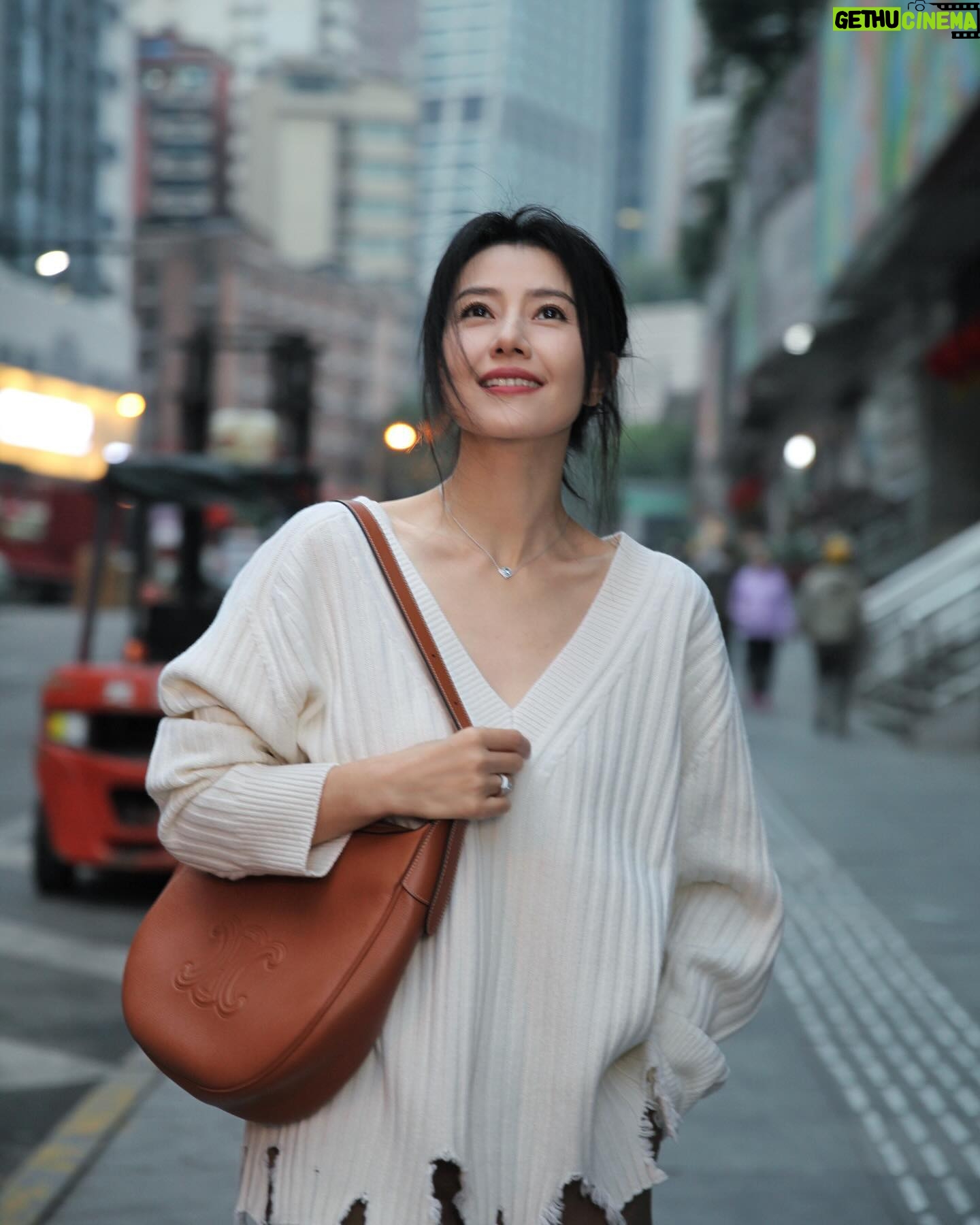 Gao Yuanyuan - 12.7K Likes - 在重庆街头👣#GOOTD
@chaumetofficial @celine
