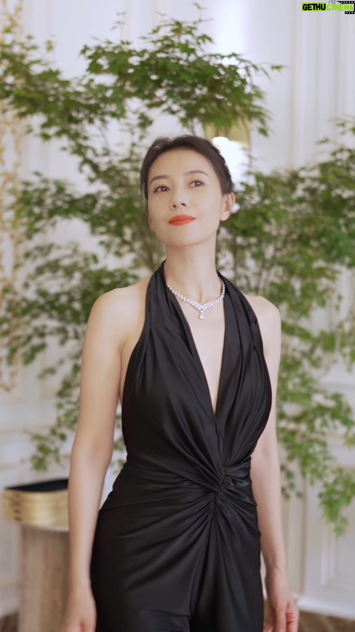 Gao Yuanyuan Instagram - Immerse yourself into the extraordinary beauty of nature with @gaoyuanyuan_gyy and @chaumetofficial. From Mistletoe to Bark, embark on an enchanting journey through the woods and undergrowth. #Chaumet #LeJardindeChaumet #ChaumetHighJewellery