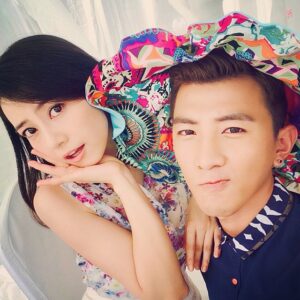 Gao Yuanyuan Instagram - @ryandazuo 为了抢镜，我只能如此了。八十年代挂历照就是这风格吧👧👦