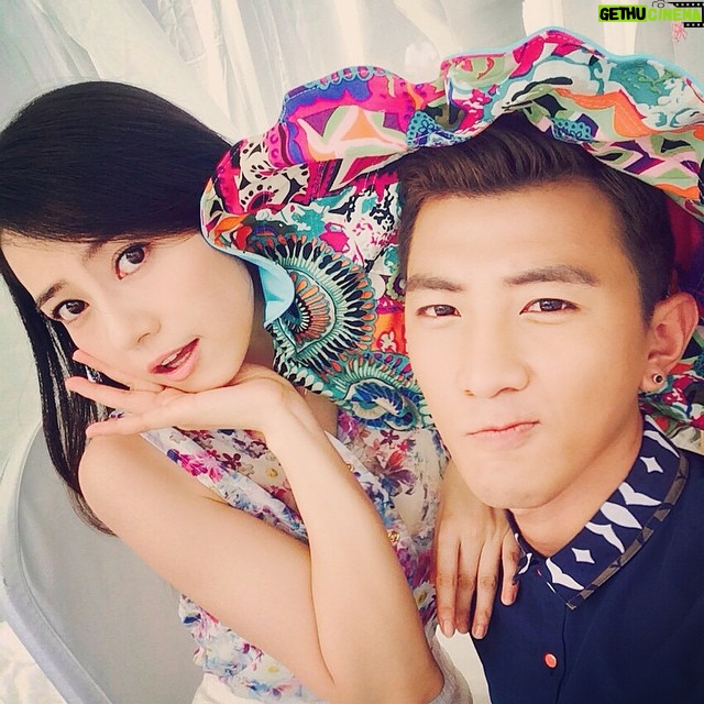 Gao Yuanyuan - 15.7K Likes - @ryandazuo 为了抢镜,我只能如此了。八十年代挂历照就是这风格吧👧👦