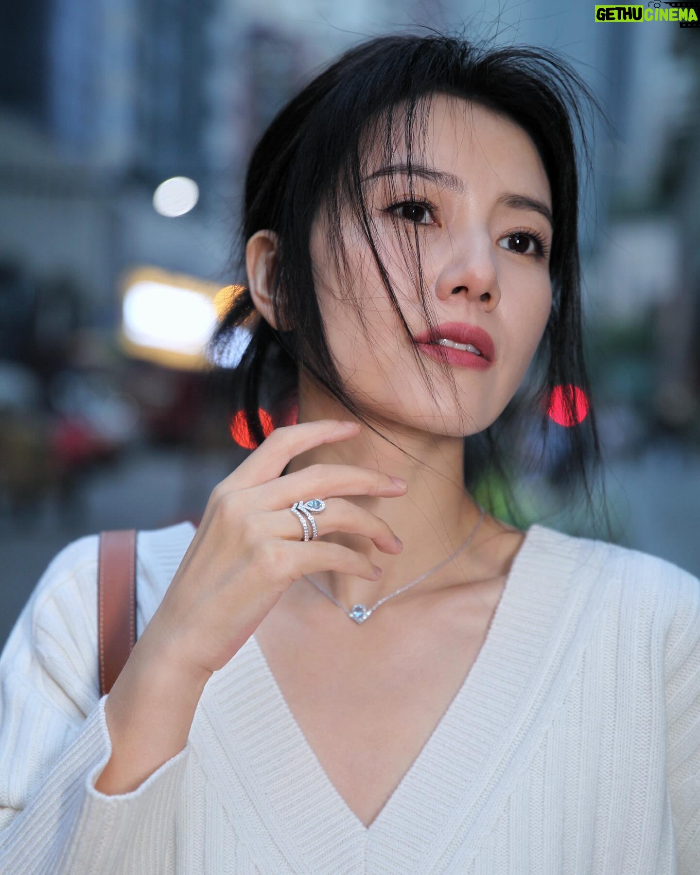 Gao Yuanyuan - 12.7K Likes - 在重庆街头👣#GOOTD
@chaumetofficial @celine