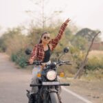 Garima Chaurasia Instagram – That 90’s Vibe 🖤
.
.
#gimaashi #reels #hunter350 #royalenfield #bike #bikelover #biker #gimains