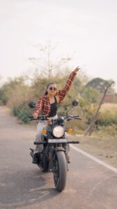 Garima Chaurasia Instagram - That 90’s Vibe 🖤 . . #gimaashi #reels #hunter350 #royalenfield #bike #bikelover #biker #gimains