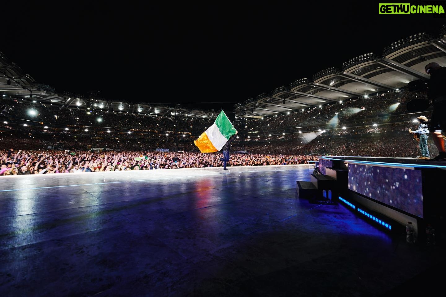 Garth Brooks Instagram - I’m not from here, but you make me feel like I so belong here! I LOVE YOU, IRELAND 🇮🇪 !!!!! love, g #GARTHinIRELAND