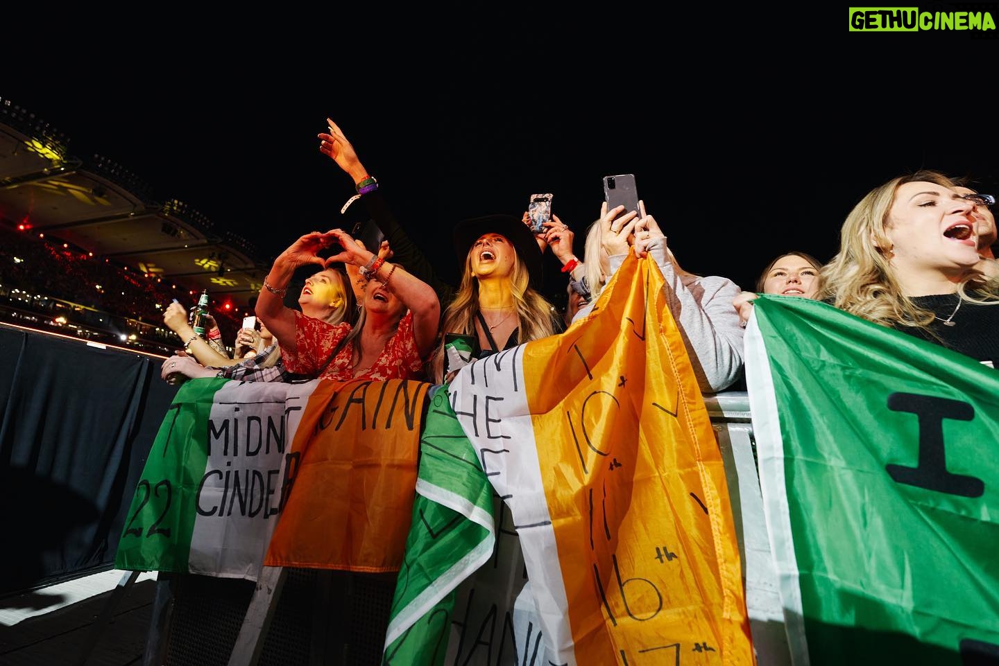 Garth Brooks Instagram - I’m not from here, but you make me feel like I so belong here! I LOVE YOU, IRELAND 🇮🇪 !!!!! love, g #GARTHinIRELAND
