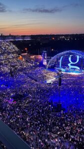 Garth Brooks Instagram - What happened on The River tonight is why I play music!!!! I LOVE YOU IRELAND 🇮🇪!!!! love, g #GARTHinIRELAND