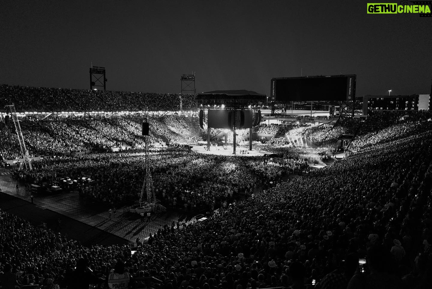 Garth Brooks Instagram - ALABAMA, you KNOW your Country Music!!! Thank YOU for making @protectivestadium’s FIRST concert one for ALL OF US to remember…EPIC!!! love, g #GARTHinBIRMINGHAM