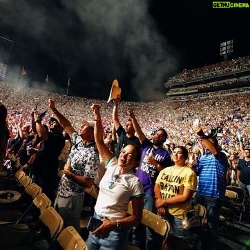 Garth Brooks - 40.4K Likes - UN - FREEEEEAAAAKING REAL!!!! LSU … tonight was better than my wildest dreams !!!! love, g #GARTHinBATONROUGE