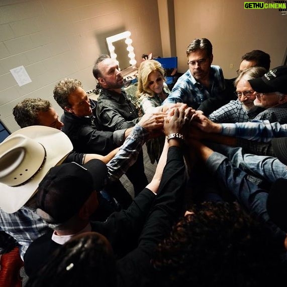 Garth Brooks Instagram - You can hope all you want that the LAST show is a good one. This one was F’ing UNBELIEVABLE!!!! Houston, BEST TIME I’ve ever had in your town!!! Thank you!!!!! love, g #GARTHinHOUSTON