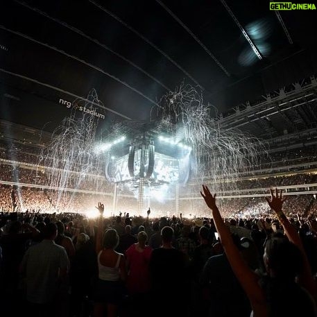 Garth Brooks Instagram - You can hope all you want that the LAST show is a good one. This one was F’ing UNBELIEVABLE!!!! Houston, BEST TIME I’ve ever had in your town!!! Thank you!!!!! love, g #GARTHinHOUSTON