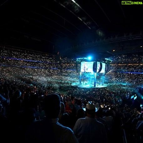 Garth Brooks Instagram - You can hope all you want that the LAST show is a good one. This one was F’ing UNBELIEVABLE!!!! Houston, BEST TIME I’ve ever had in your town!!! Thank you!!!!! love, g #GARTHinHOUSTON