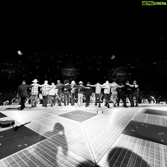 Garth Brooks Instagram - You can hope all you want that the LAST show is a good one. This one was F’ing UNBELIEVABLE!!!! Houston, BEST TIME I’ve ever had in your town!!! Thank you!!!!! love, g #GARTHinHOUSTON