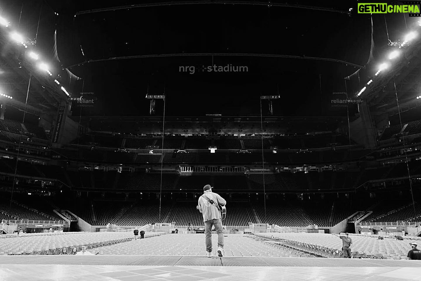 Garth Brooks Instagram - Houston, come ready!!! Tomorrow night is our FINAL Stadium Tour stop in the USA and we can’t wait to PARTY with YOU!!!! love, g #GarthInHOUSTON