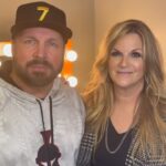 Garth Brooks Instagram - Love one another and #StandUpForUkraine! love, g & t 🇺🇦 Join us and donate here: http://forukraine.com/