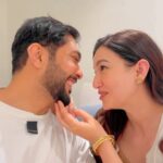 Gauahar Khan Instagram – Meri bholi biwi ♥️ …hasiye , aur apni pyaari biwiyon ko tag kariye ! 😂 shukriya . 

#takelight #husbandandwife #thosewholaughtogetherstaytogether #reelsinstagram