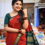 Gayathri Shan Instagram - தமிழனின் பெருமையை தரணிக்கு உணர்த்திட தைத்திருநாள் வந்து கிடைத்தது வரமெனத்தான்... கவலைகள் மறந்திட கதவுகள் திறந்திட தினம்தினம் மகிழுவோம் அனைவரும் இணைந்து விட்டால்... அனைத்து அன்பு உறவுகளுக்கும் தமிழர் திருநாள் நல்வாழ்த்துக்கள்🙏🏼❣️ happy Makar Sankranti! 🎉 📸 @varuun.jpg 🥻 @kaithari_nesavu_sarees 🪮 @shalini_hairartist