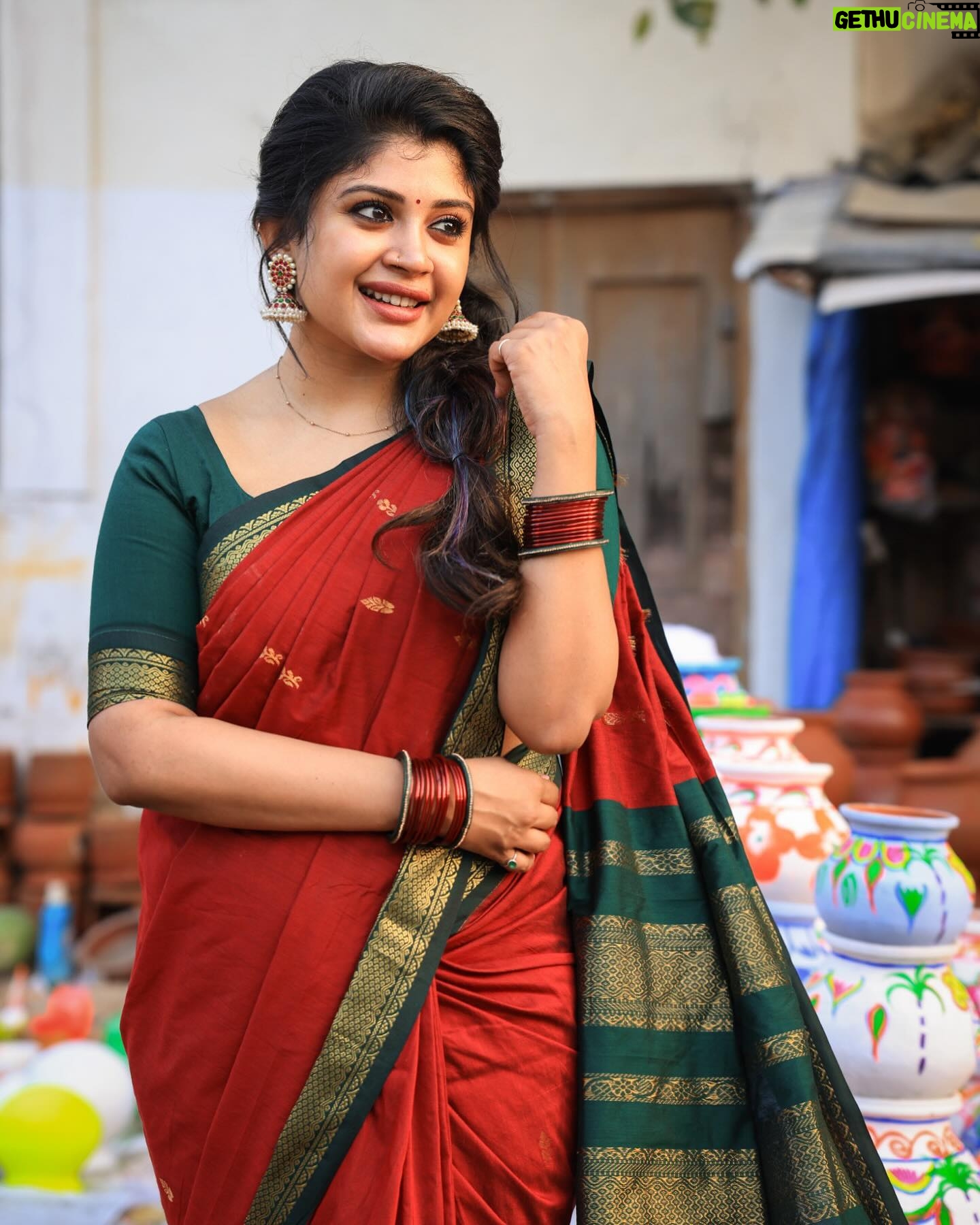 Gayathri Shan Instagram - தமிழனின் பெருமையை தரணிக்கு உணர்த்திட தைத்திருநாள் வந்து கிடைத்தது வரமெனத்தான்... கவலைகள் மறந்திட கதவுகள் திறந்திட தினம்தினம் மகிழுவோம் அனைவரும் இணைந்து விட்டால்... அனைத்து அன்பு உறவுகளுக்கும் தமிழர் திருநாள் நல்வாழ்த்துக்கள்🙏🏼❣️ happy Makar Sankranti! 🎉 📸 @varuun.jpg 🥻 @kaithari_nesavu_sarees 🪮 @shalini_hairartist
