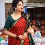 Gayathri Shan Instagram - தமிழனின் பெருமையை தரணிக்கு உணர்த்திட தைத்திருநாள் வந்து கிடைத்தது வரமெனத்தான்... கவலைகள் மறந்திட கதவுகள் திறந்திட தினம்தினம் மகிழுவோம் அனைவரும் இணைந்து விட்டால்... அனைத்து அன்பு உறவுகளுக்கும் தமிழர் திருநாள் நல்வாழ்த்துக்கள்🙏🏼❣️ happy Makar Sankranti! 🎉 📸 @varuun.jpg 🥻 @kaithari_nesavu_sarees 🪮 @shalini_hairartist