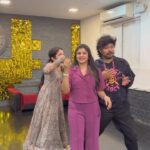 Gayathri Shan Instagram - MUTTAKKANNI🔥♥️ #mattakkani #album #tamilsong #ars #arsmedia #arsdanceacademy #choreo #choreography #viralvideos #viral #trending #instagramreels #ınstagood #akshadha #akshadhasridhar #sridhar #sridharmaster #hookstep #hook #challenge #dancesteps #signature