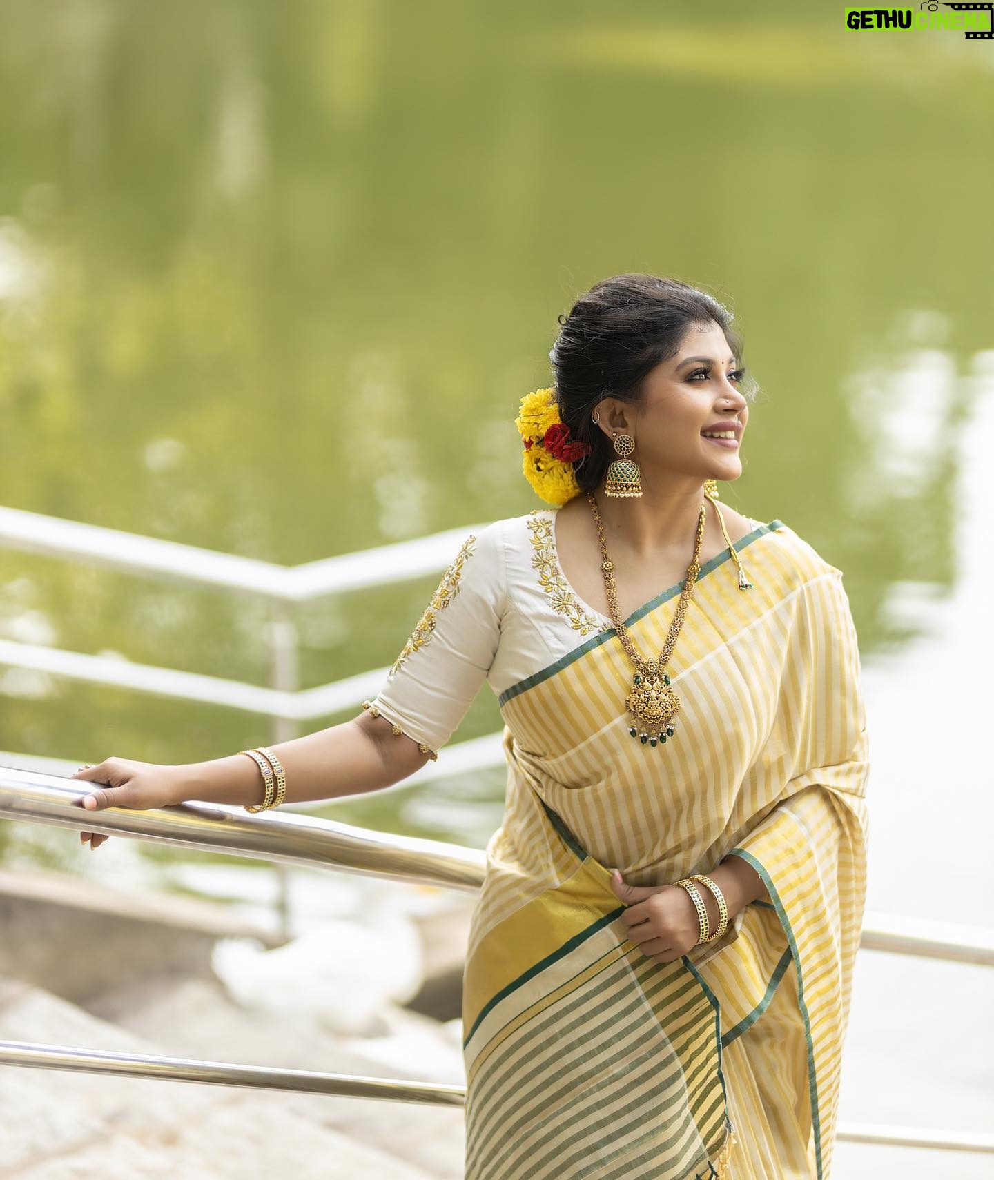 Gayathri Shan Instagram - பார்வை பூத்திட… பாதை பார்த்திட… பாவை ராதையோ வாட… 🕊️🤍