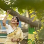 Gayathri Shan Instagram - பார்வை பூத்திட… பாதை பார்த்திட… பாவை ராதையோ வாட… 🕊️🤍
