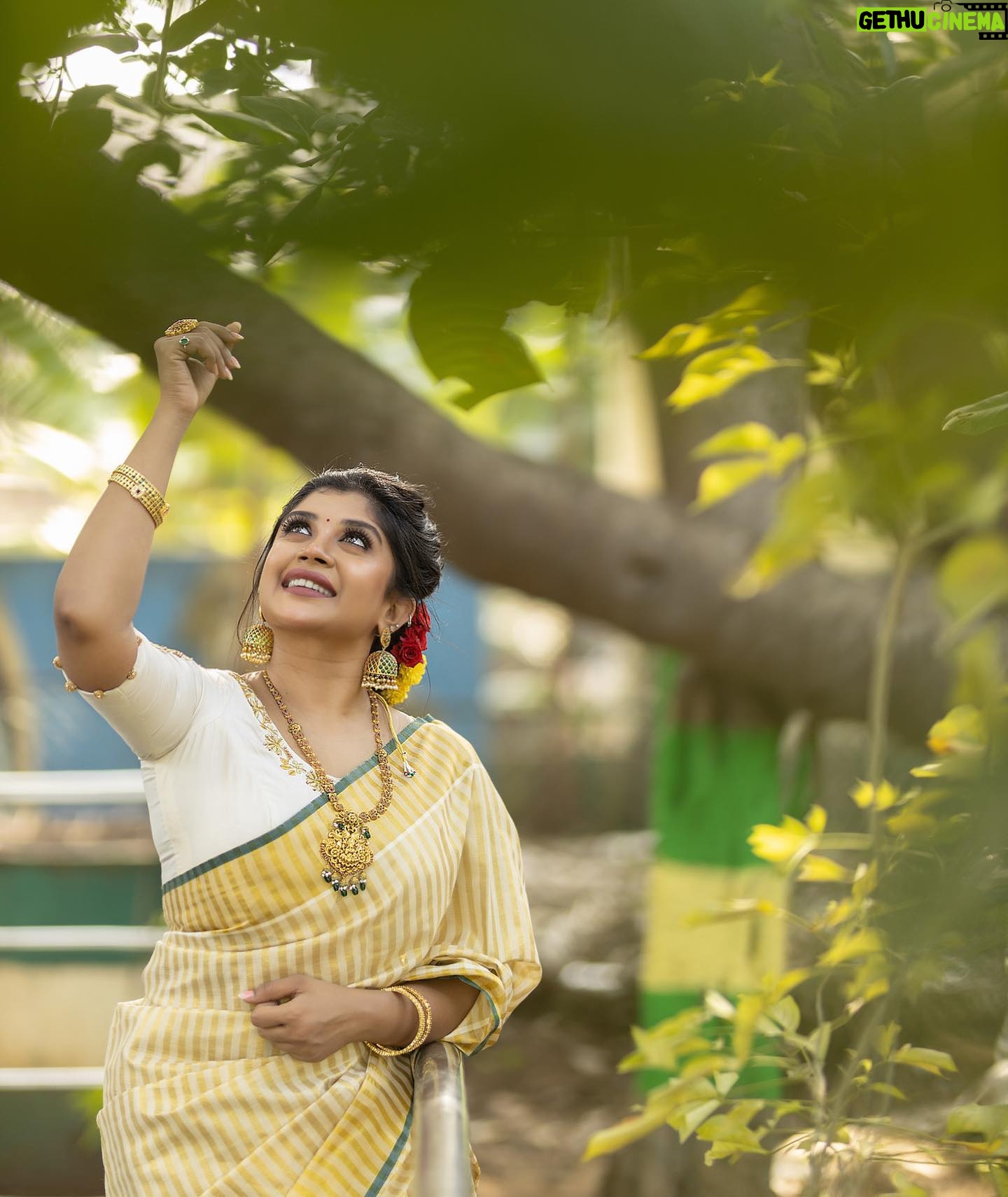 Gayathri Shan Instagram - பார்வை பூத்திட… பாதை பார்த்திட… பாவை ராதையோ வாட… 🕊️🤍