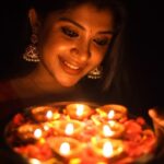 Gayathri Shan Instagram - இனிய கார்த்திகை தீபம் வாழ்த்துக்கள் 🪔 #karthigaideepam . . . @explorashots @joshapp.tamil