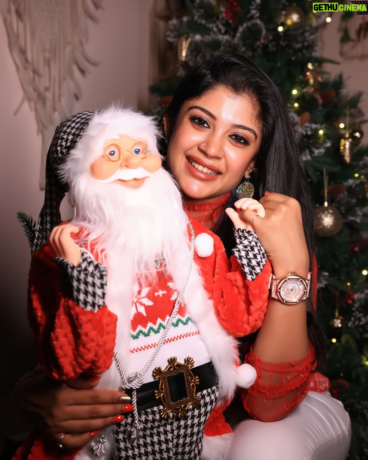 Gayathri Shan Instagram - MERRY CHRISTMAS 🎅🏻🎄🥂